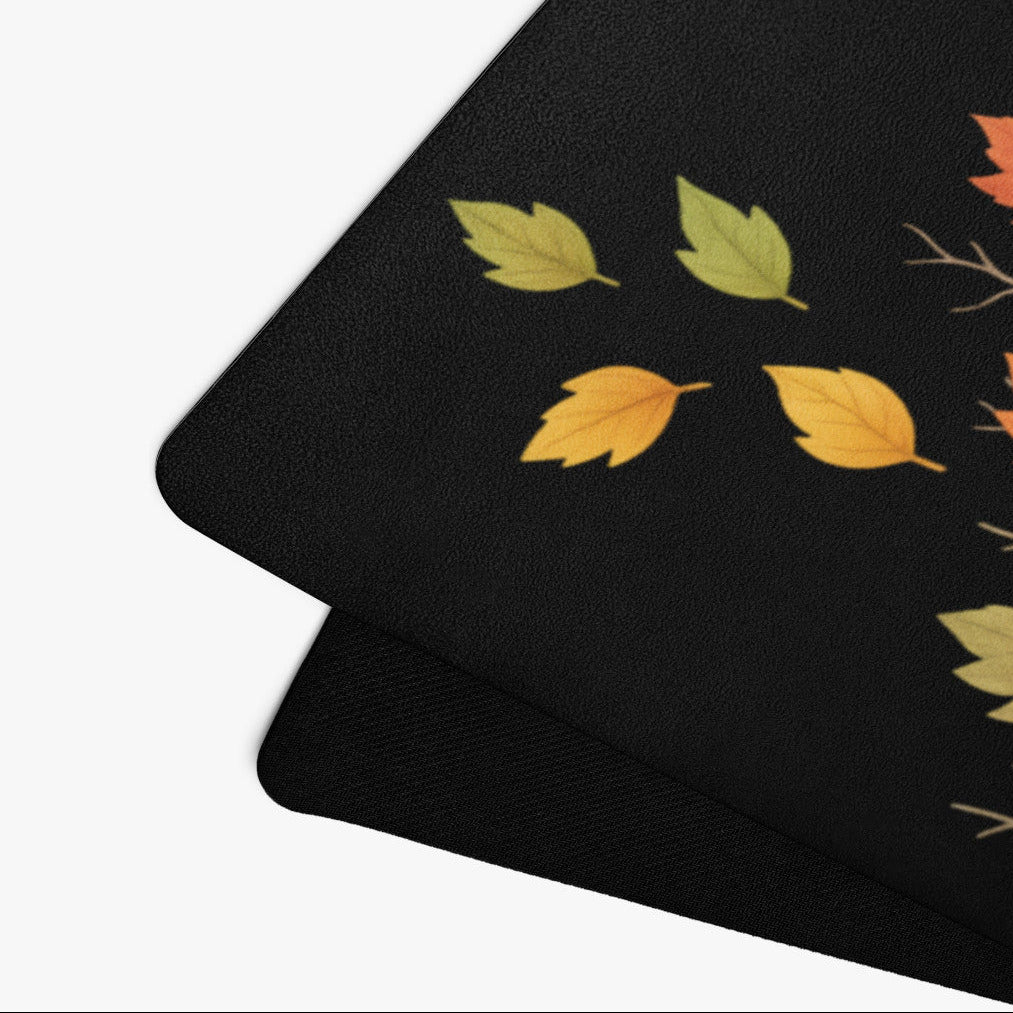 detalle esquina esterilla de yoga con hojas de otoño