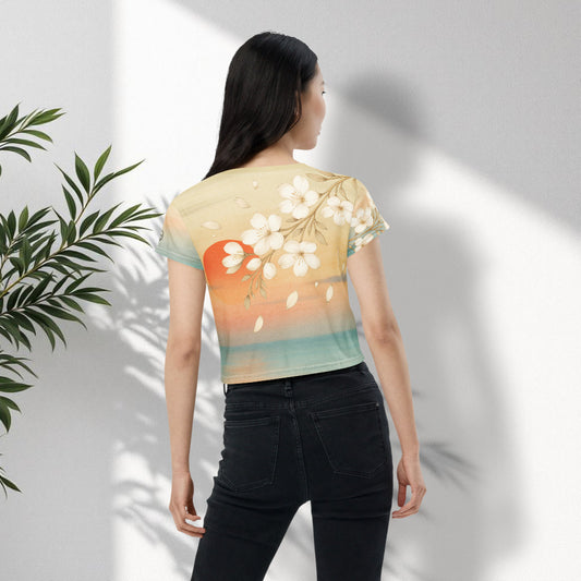Vista trasera: Espalda de la camiseta mostrando flores blancas en estampado artístico.
