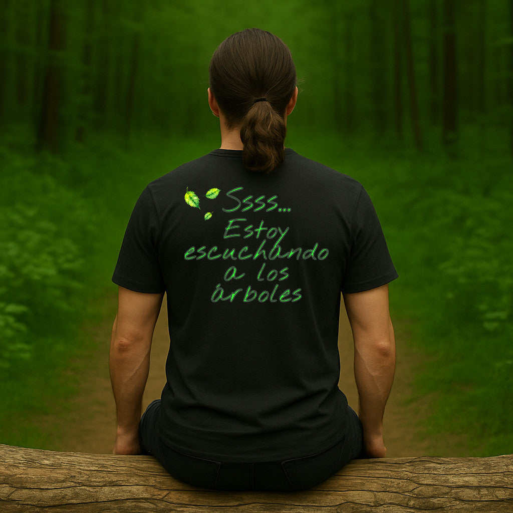 Camiseta negra unisex “Ssss… estoy escuchando a los árboles”, vista de espalda, modelo hombre en exterior