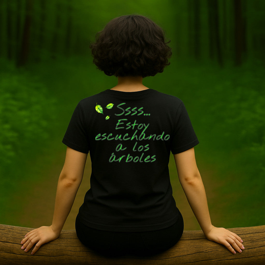 Camiseta negra unisex “Ssss… estoy escuchando a los árboles”, vista de espalda, modelo mujer en bosque