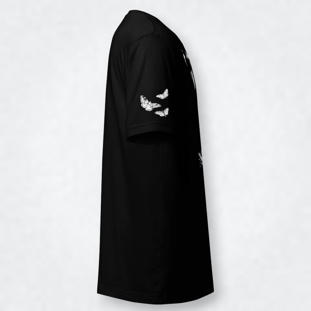 Vista lateral de camiseta mujer mostrando diseño de mariposas nocturnas en manga derecha