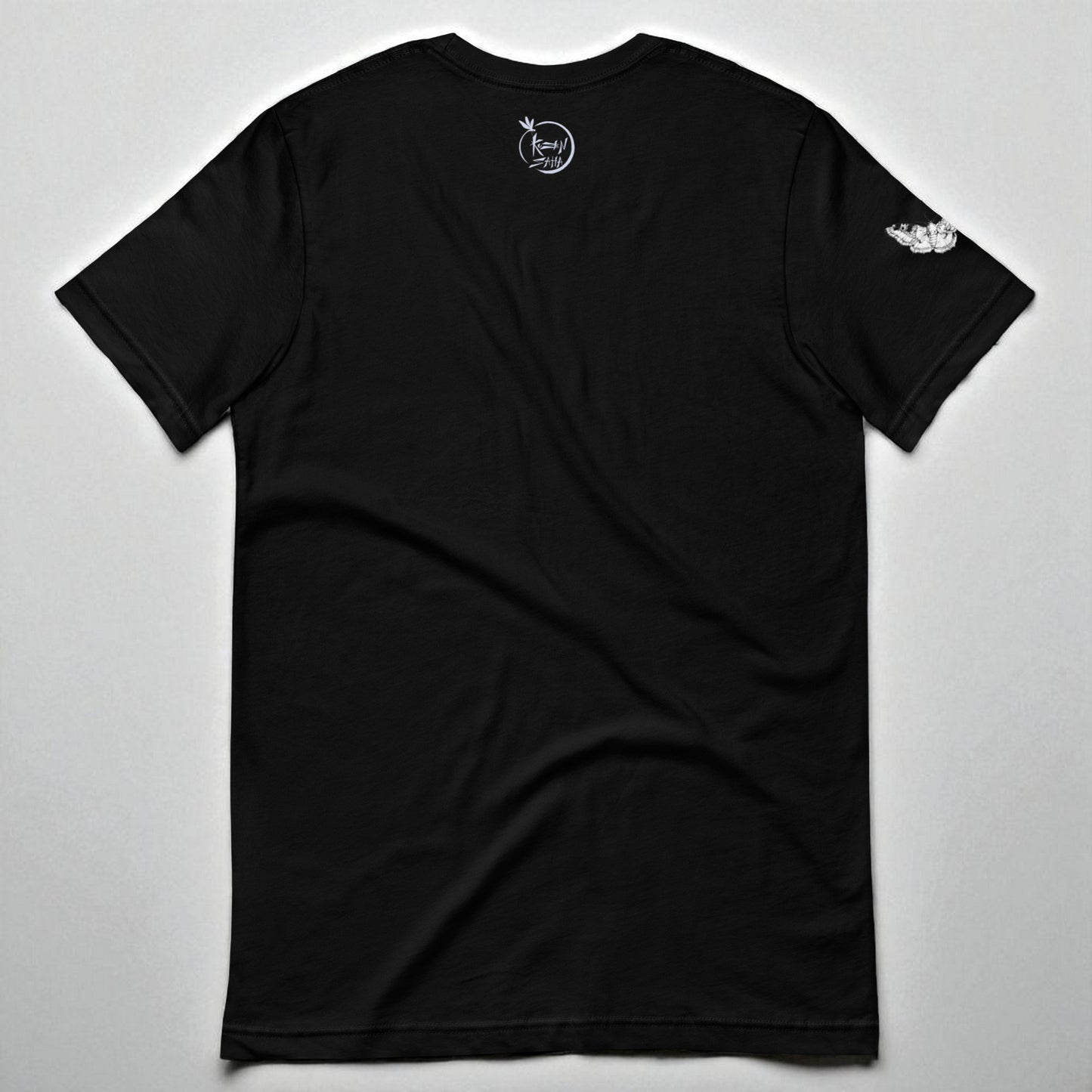 Camiseta negra mujer vista trasera con logo Kuzen Saha