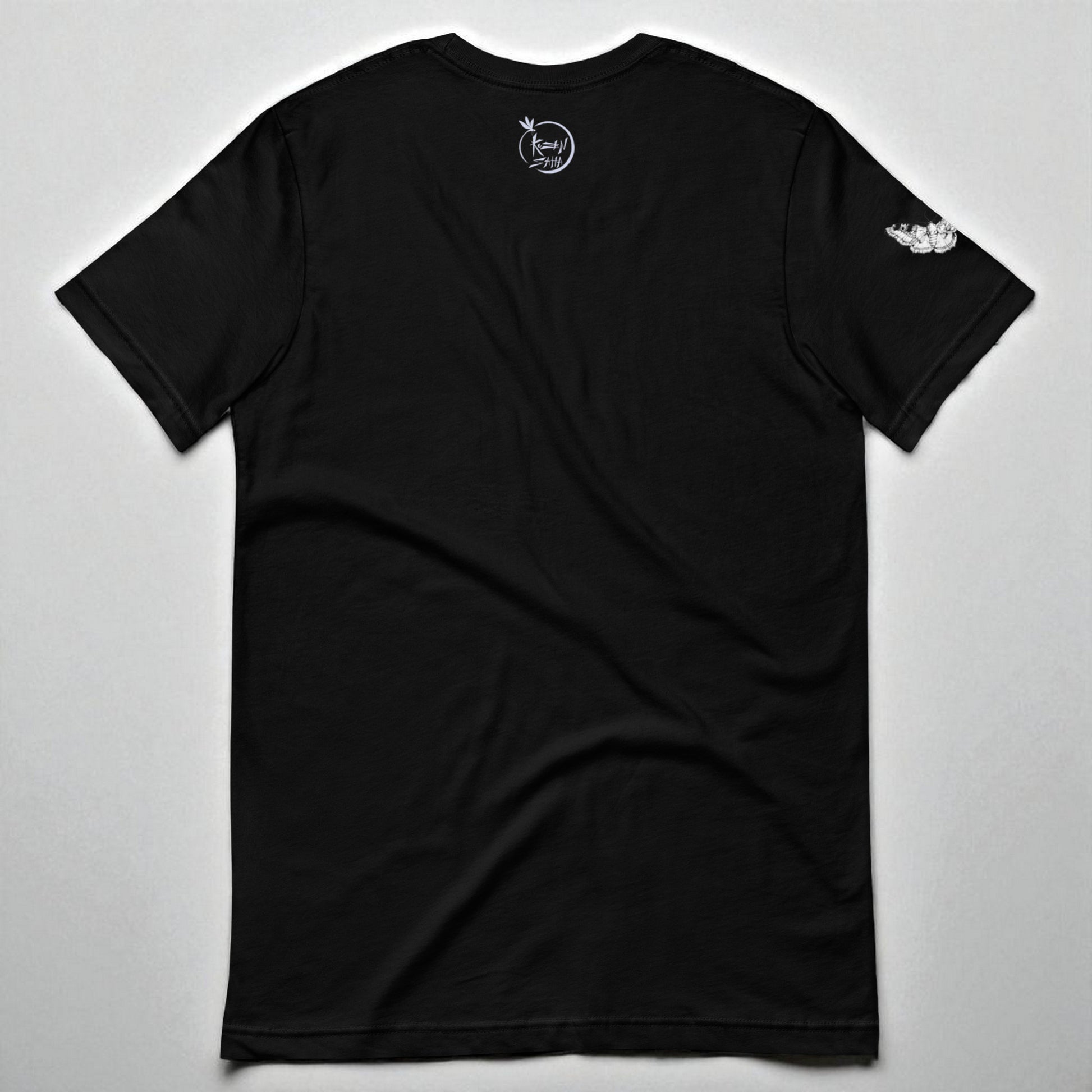 Camiseta negra mujer vista trasera con logo Kuzen Saha