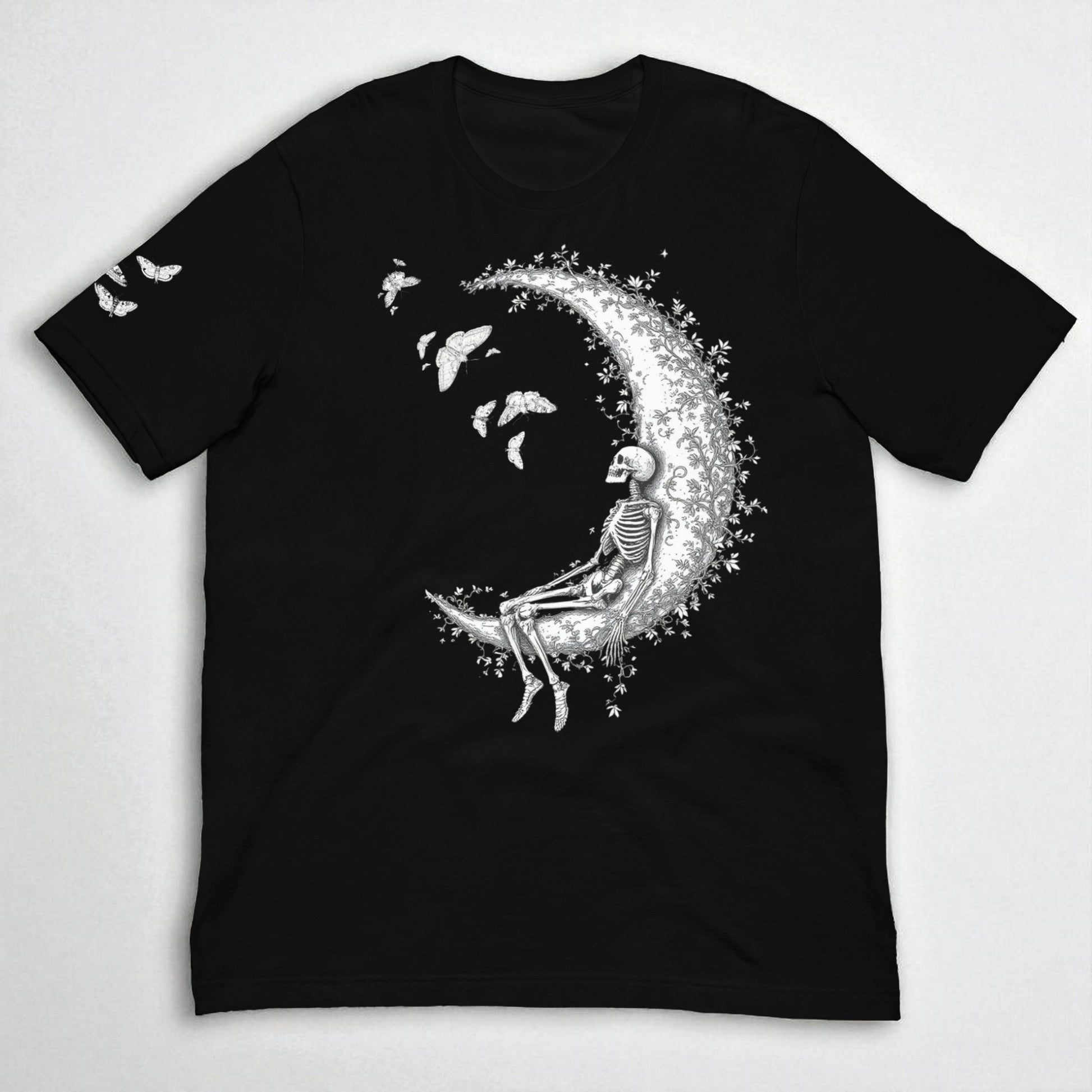 Camiseta negra unisex con esqueleto sobre la luna vista frontal en plano flat lay