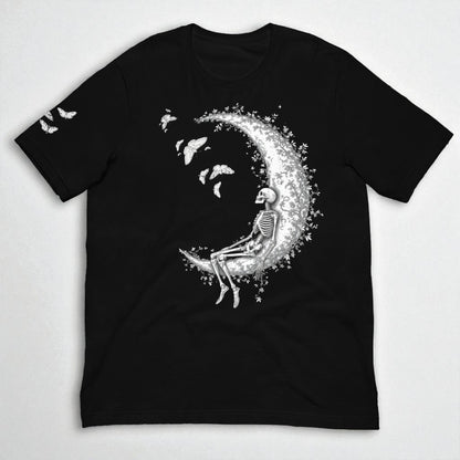 Camiseta negra unisex con esqueleto sobre la luna vista frontal en plano flat lay