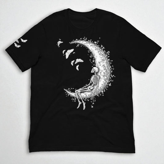 Camiseta negra unisex con esqueleto sobre la luna vista frontal en plano flat lay