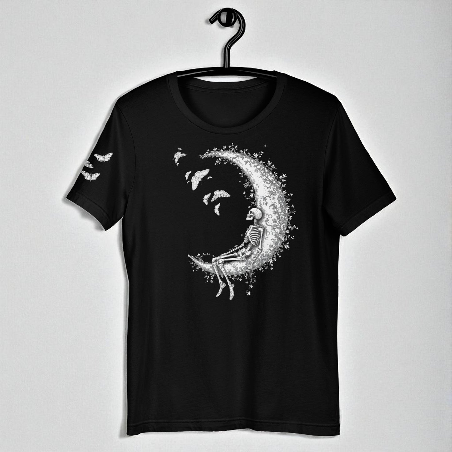 Camiseta negra unisex con esqueleto sobre la luna foto frontal en percha