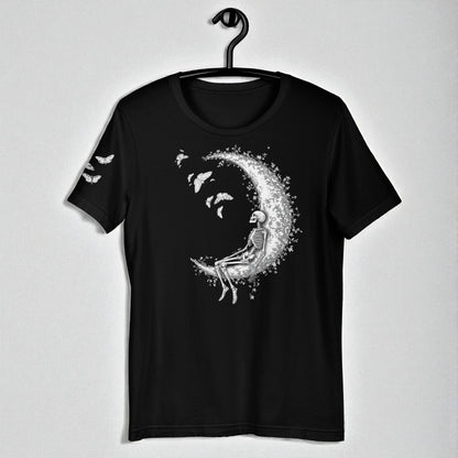 Camiseta negra unisex con esqueleto sobre la luna foto frontal en percha