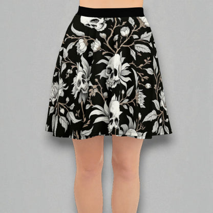 Detalle de cintura y tejido de la falda skater negra con estampado de calaveras