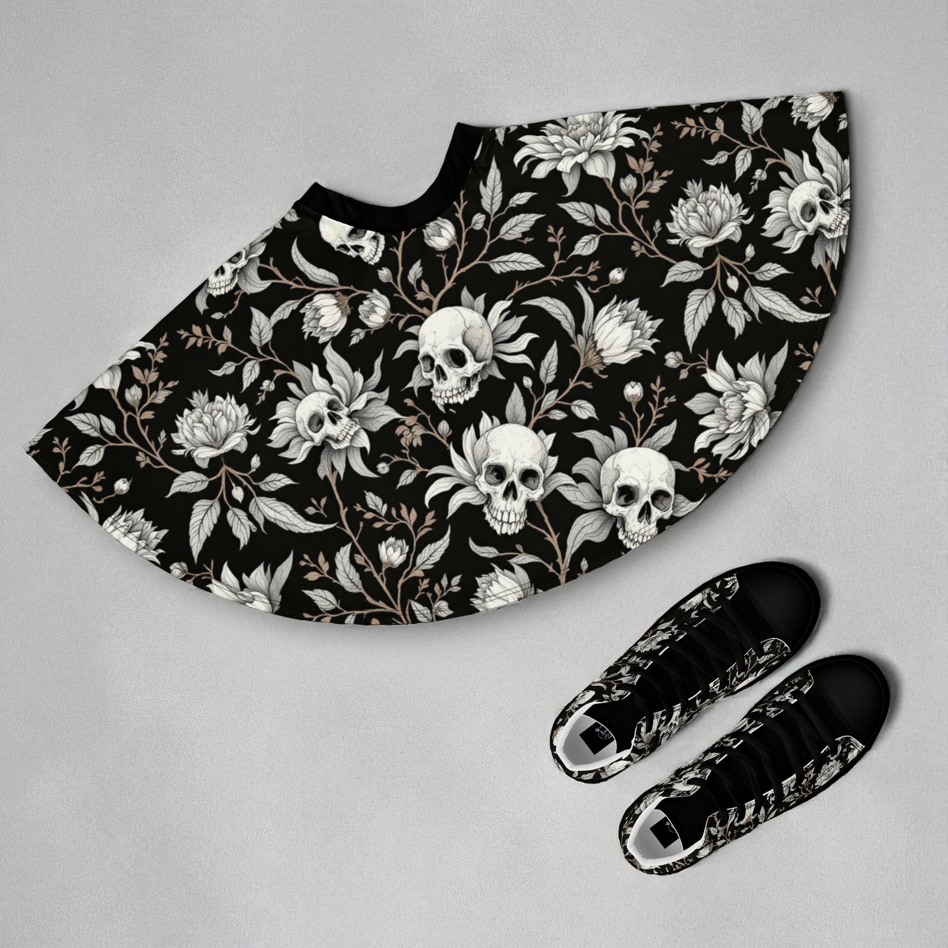 Falda skater negra con calaveras fotografía flat lay acompañada de zapatillas