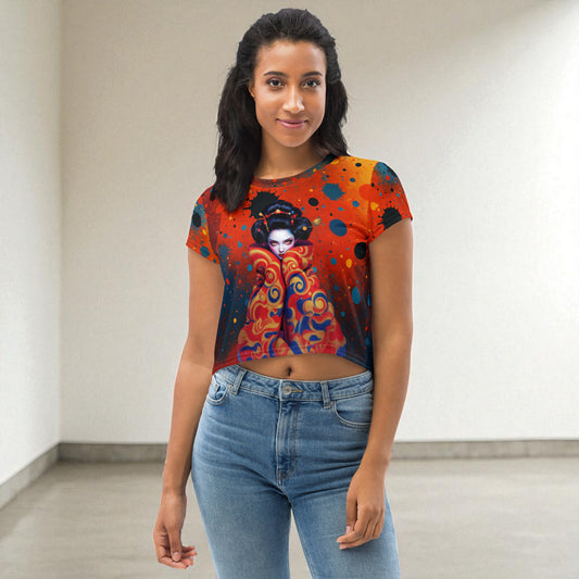 Mujer posando de frente con camiseta crop top estampada arte japonés exclusivo.