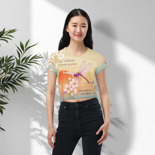 Modelo mujer con camiseta crop top de libélula y flores, arte japonés, vista frontal