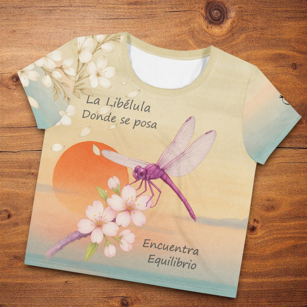 Vista artística del crop top con ilustración de libélula y composición floral.