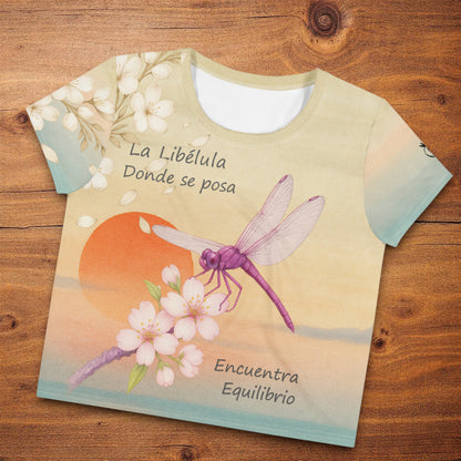 Vista artística del crop top con ilustración de libélula y composición floral.