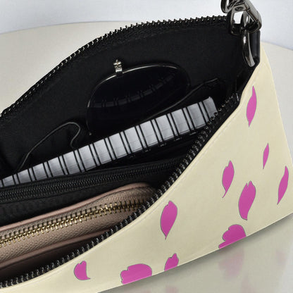 Bolso bandolera artístico con diseño de libélula y flores, detalle bolsillos con cremallera