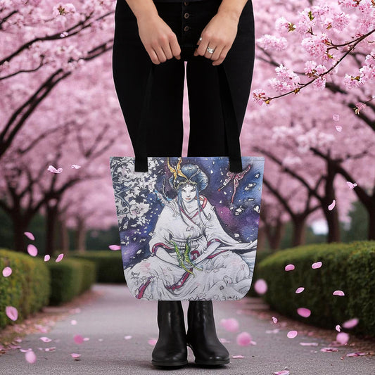 Bolso tote con ilustración japonesa de mujer en kimono y libélula, diseño artístico en tonos blancos y azules, paseo bajo cerezos en flor