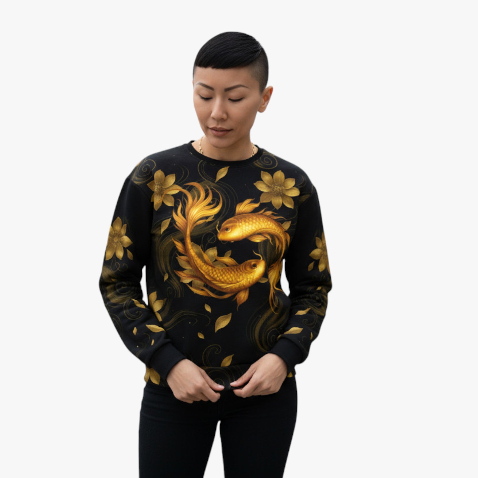 Modelo mujer a cuerpo entero con sudadera negra Golden Koi.