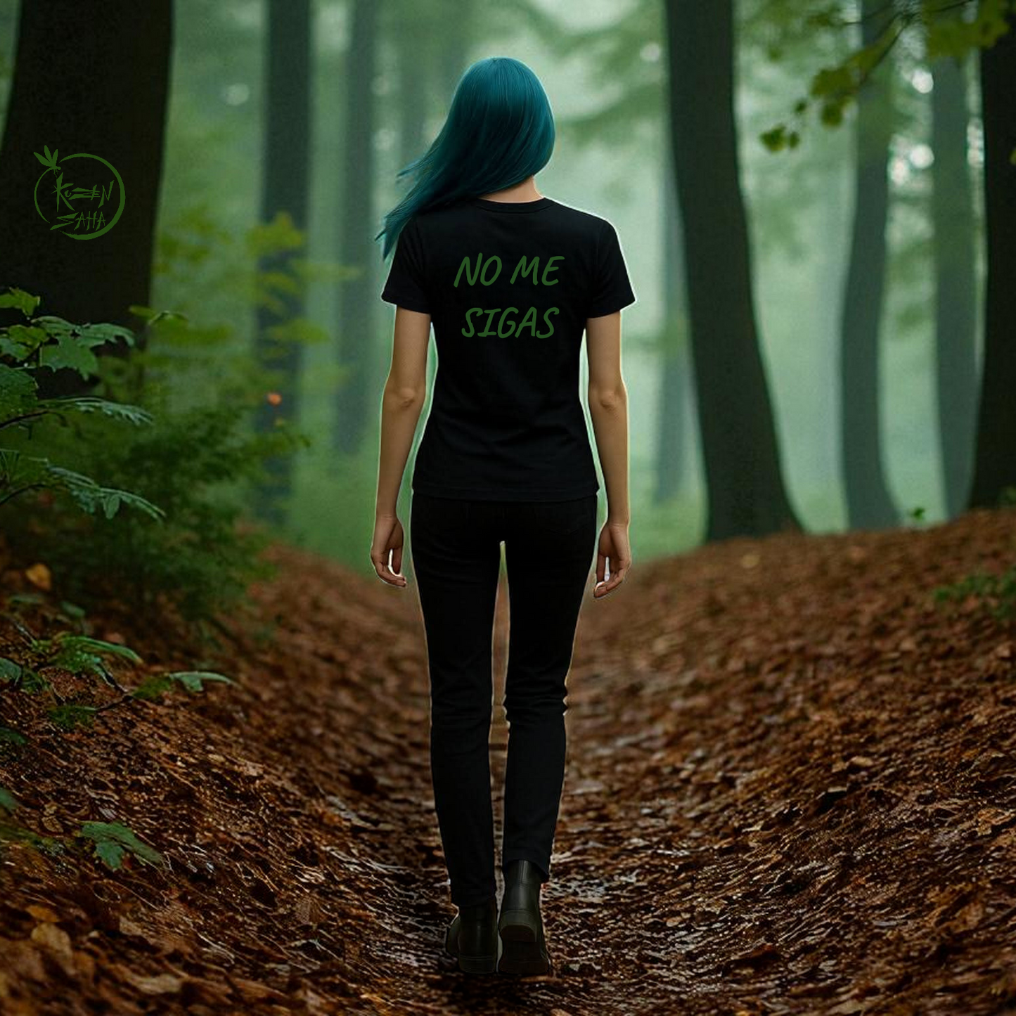 Modelo mujer en bosque con camiseta  negra unisecon frase No me sigas en color verde