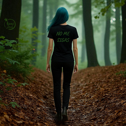 Modelo mujer en bosque con camiseta  negra unisecon frase No me sigas en color verde