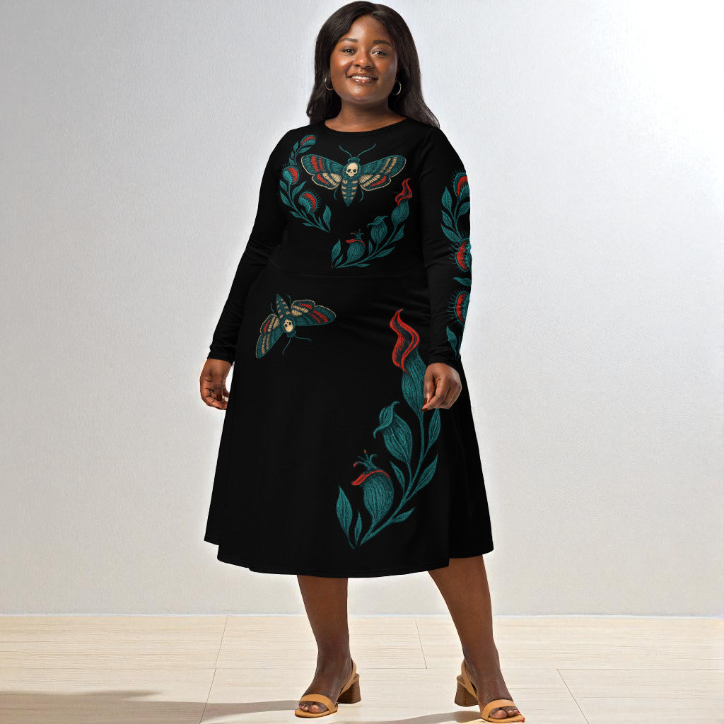 modelo talla grande vestido midi negro polilla calavera vista de frente