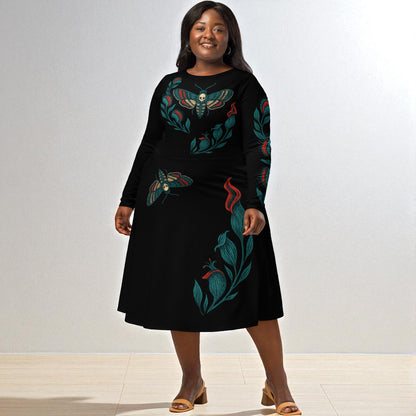 modelo talla grande vestido midi negro polilla calavera vista de frente