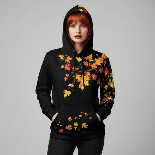 Modelo de frente con sudadera negra con capucha puesta