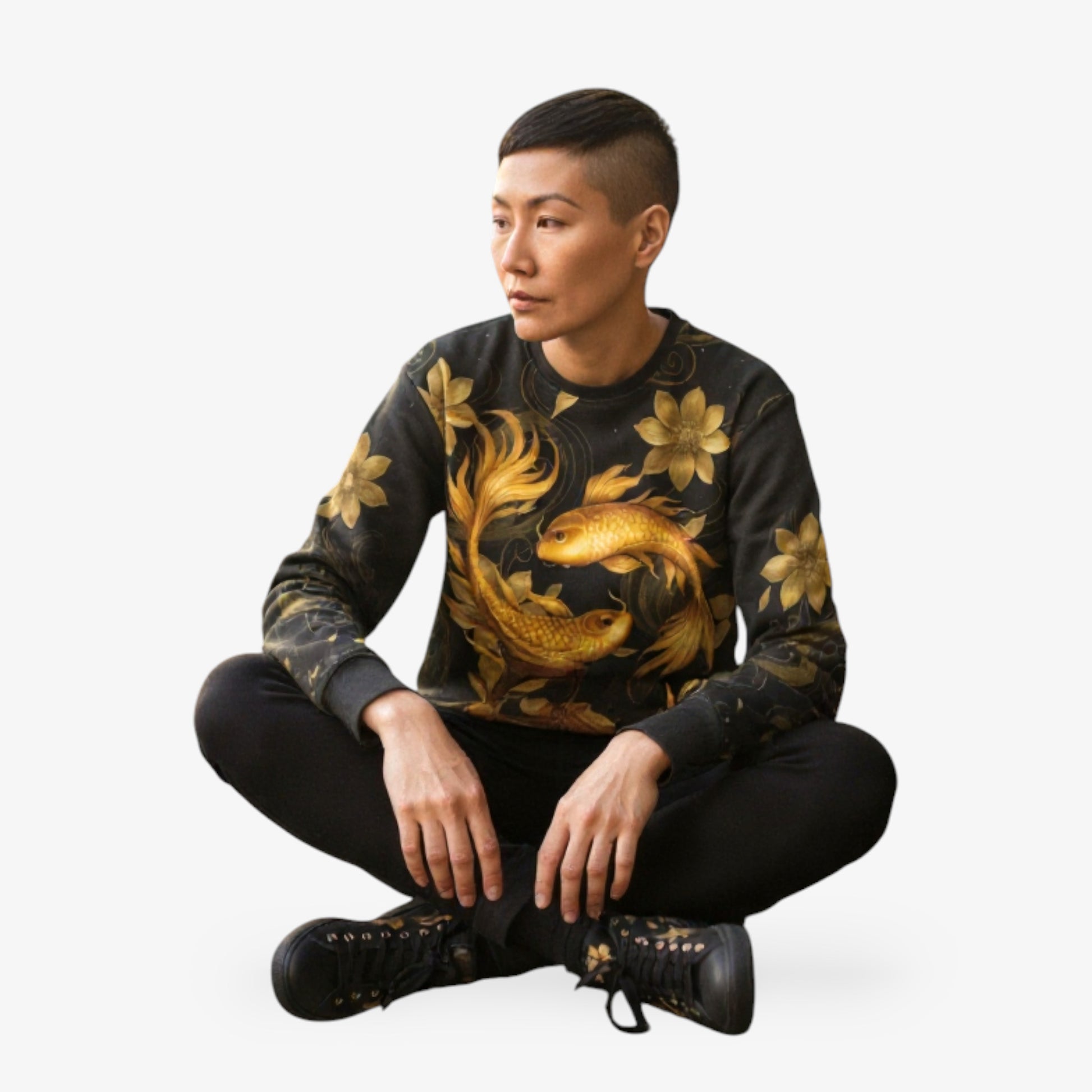 Modelo mujer sentada con sudadera negra Golden Koi.