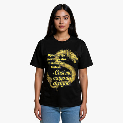 Mujer con camiseta negra unisex  casi me caigo del Dragón