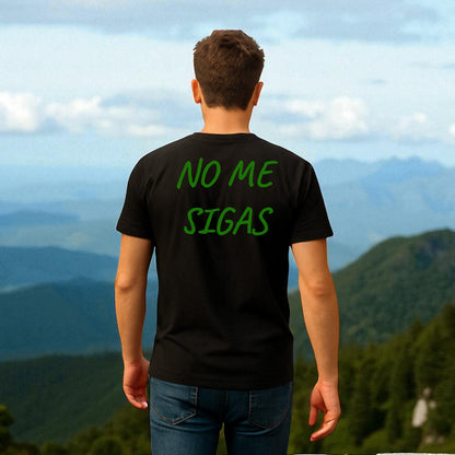 Persona de espaldas en camino, mostrando la frase “NO ME SIGAS” en la espalda.