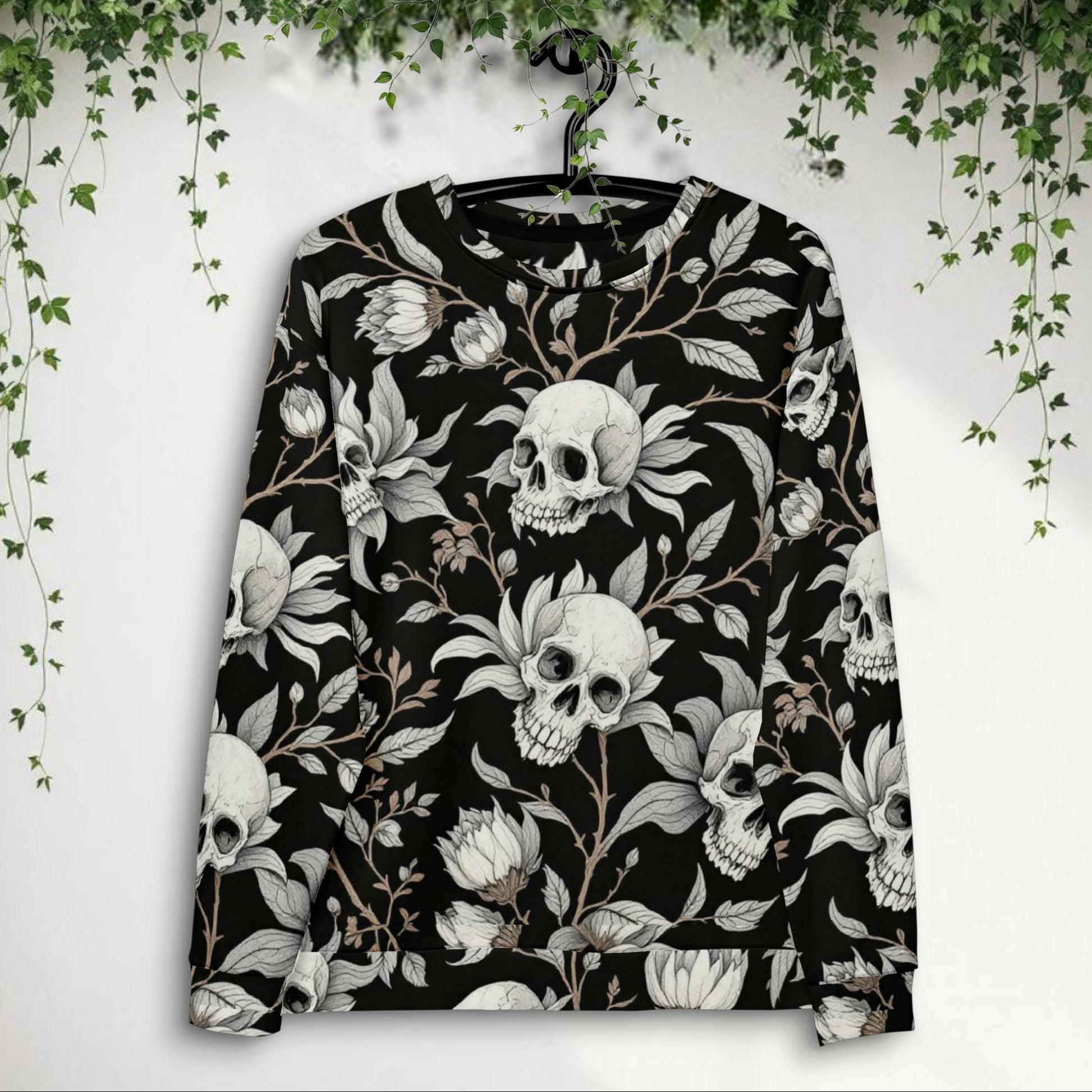 Sudadera unisex negra con flores y calaveras colgada en percha vista frontal