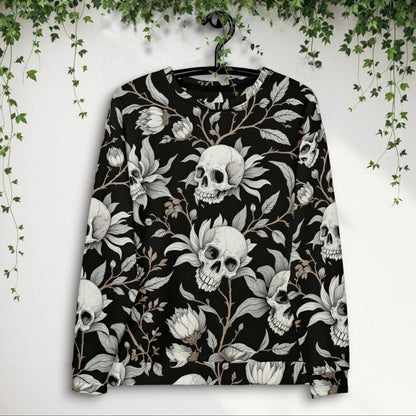 Sudadera unisex negra con flores y calaveras colgada en percha vista frontal
