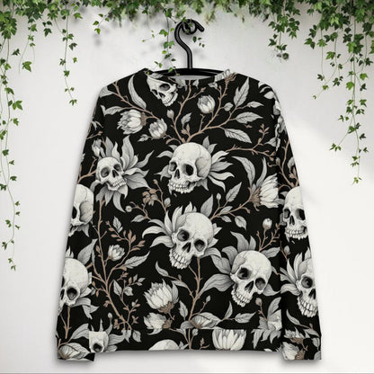 Sudadera unisex negra con flores y calaveras colgada en percha vista frontal