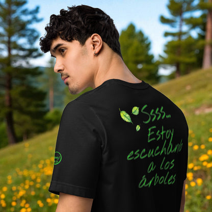 Camiseta negra unisex “Ssss… estoy escuchando a los árboles”, perfil tres cuartos, modelo hombre en exterior