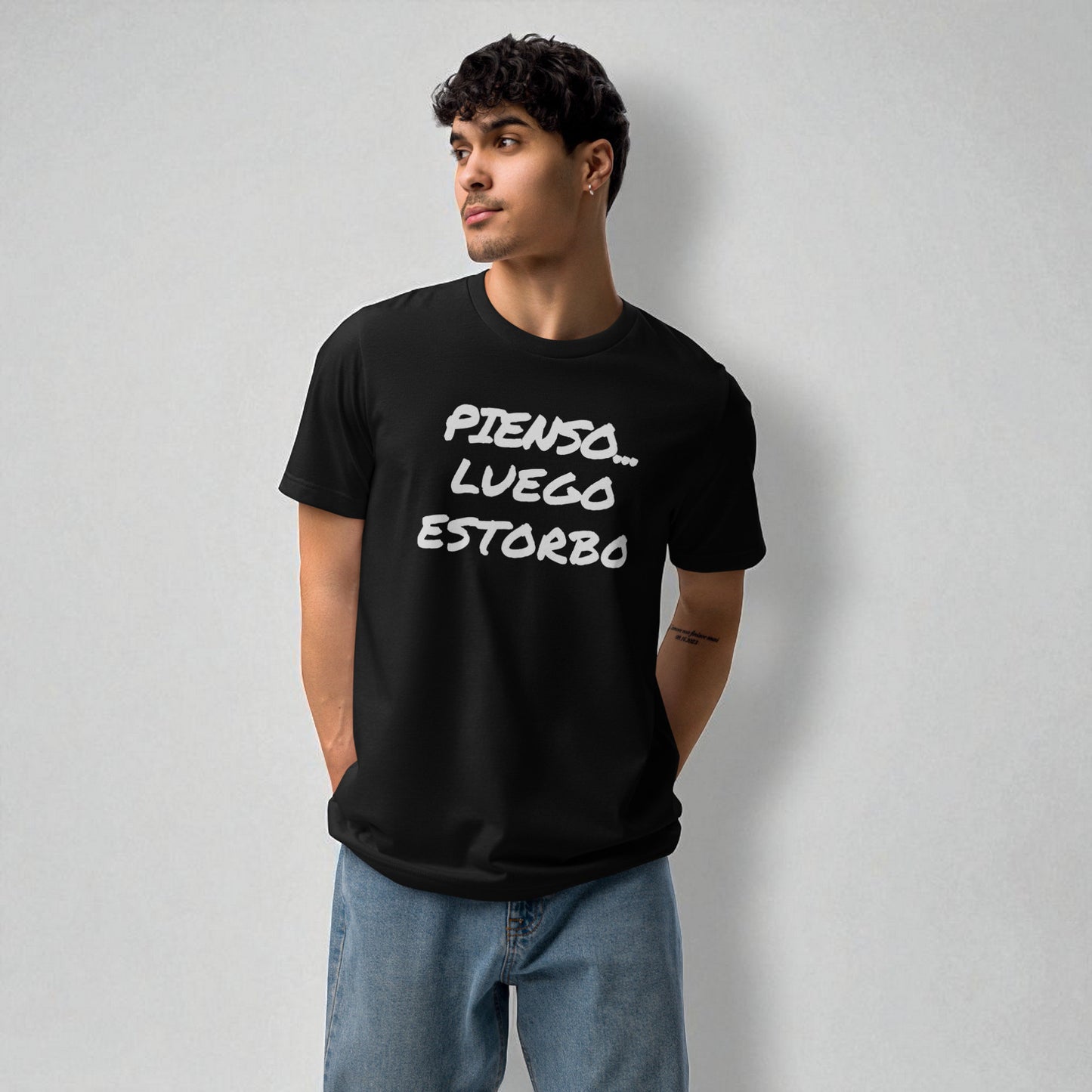 modelo hombre joven con camiseta negra con frase pienso luego estorbo