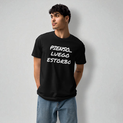 modelo hombre joven con camiseta negra con frase pienso luego estorbo