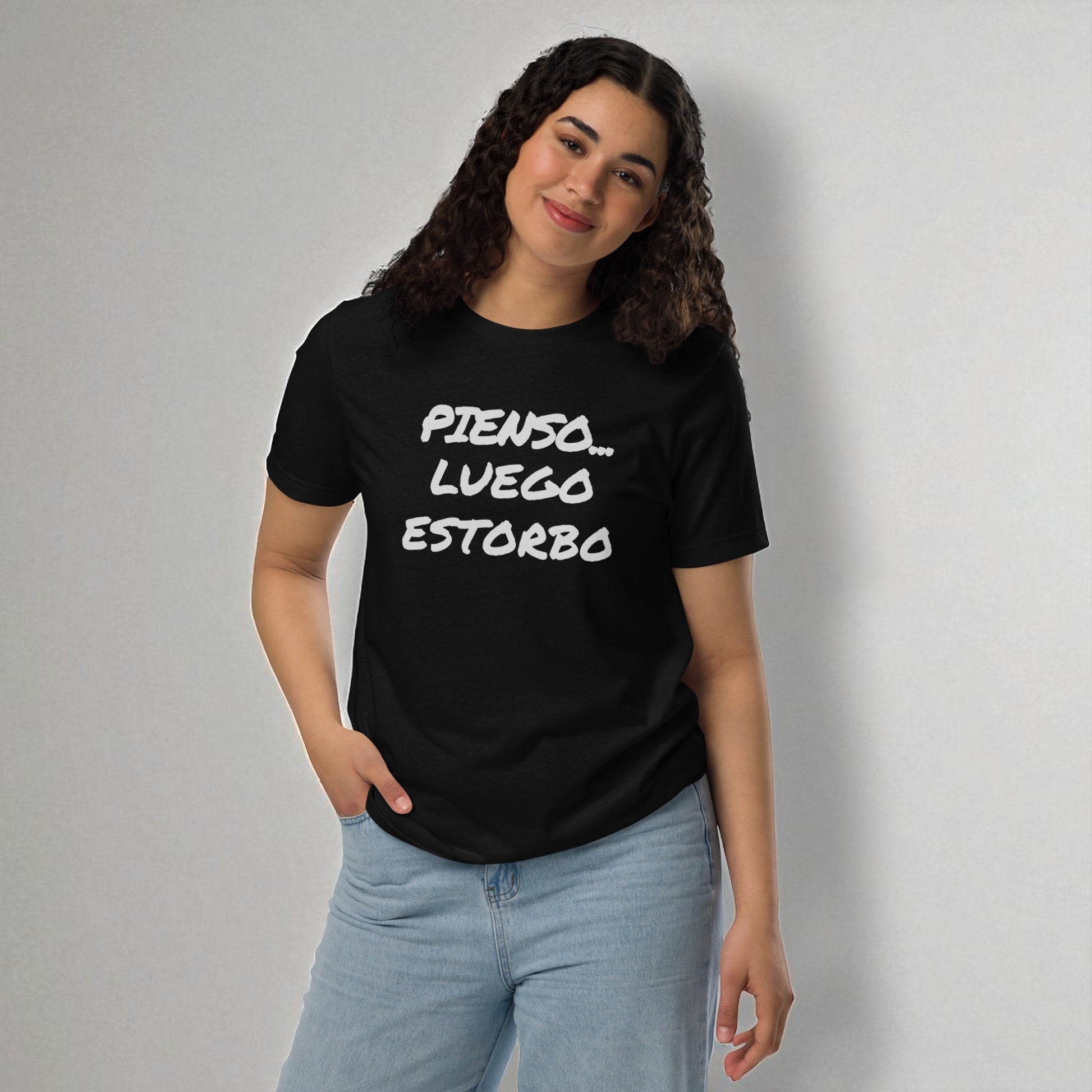 Modelo mujer con camiseta negra “PIENSO… LUEGO ESTORBO”, plano cercano.