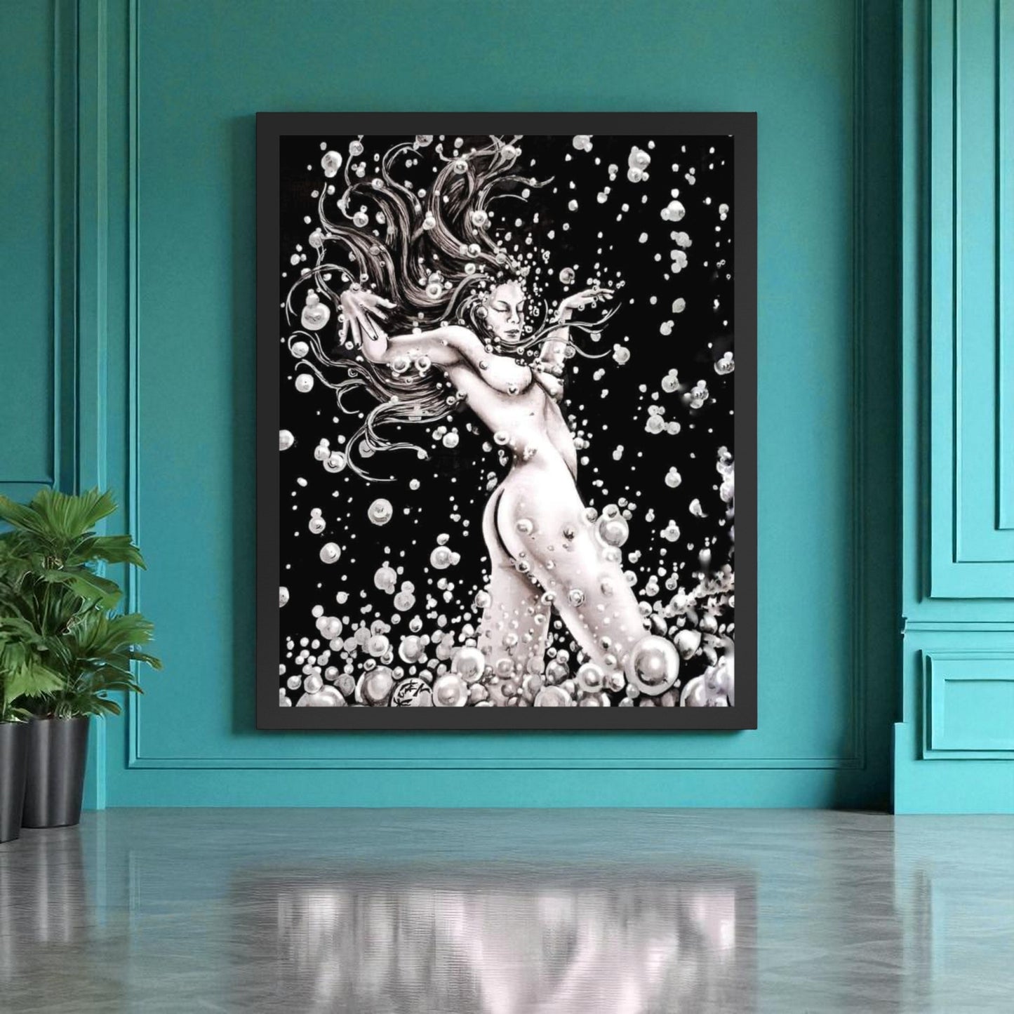 Póster Danzarina del Agua colgado en salón turquesa elegante, arte japonés en acuarela y tinta china