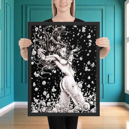 Póster Danzarina del Agua sostenido por persona para mostrar tamaño real