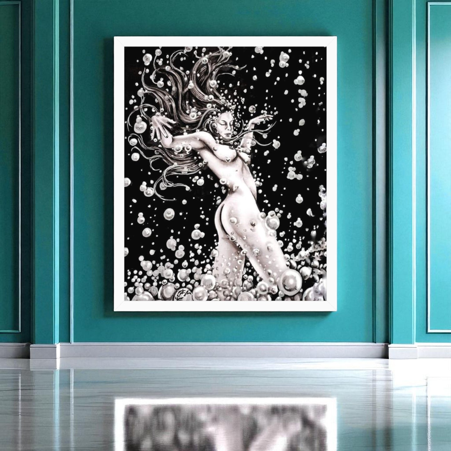 Póster Danzarina del Agua enmarcado en madera blanca  colgado en salón luminoso.