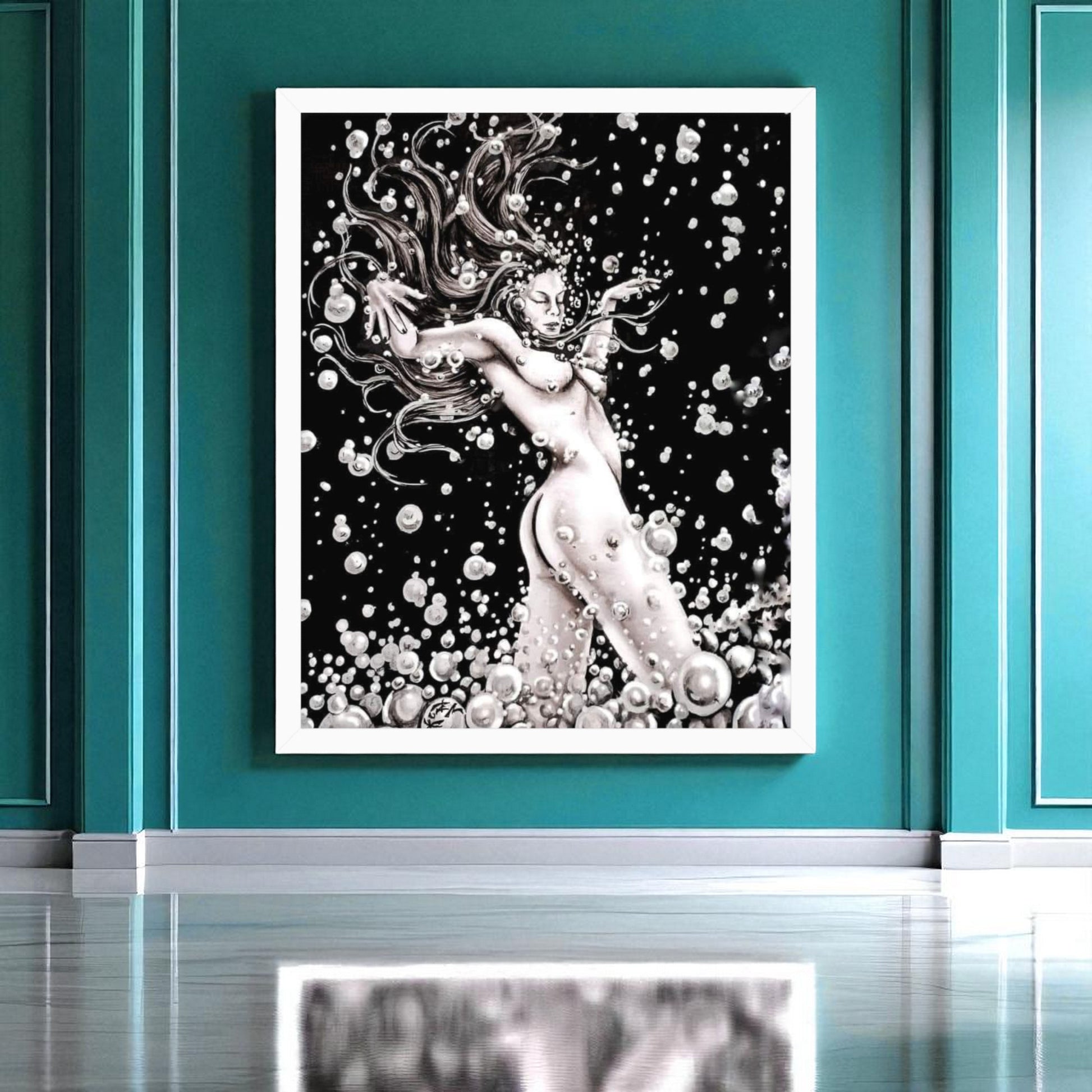 Póster Danzarina del Agua enmarcado en madera blanca  colgado en salón luminoso.