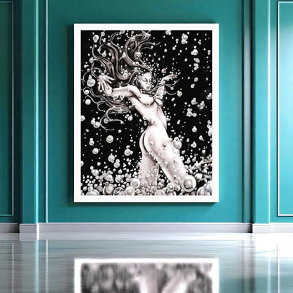 Póster Danzarina del Agua enmarcado en madera blanca  colgado en salón luminoso.