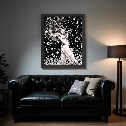 Póster Danzarina del Agua colgado en sala, reproducción enmarcada de la obra original