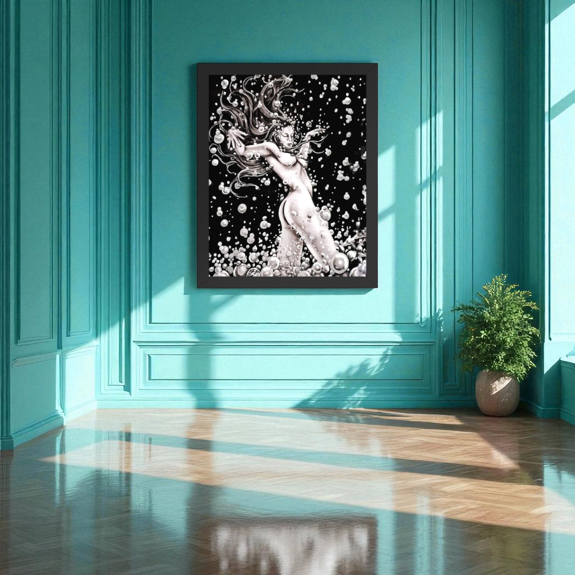 Póster Danzarina del Agua colgado en salón luminoso, decoración artística en blanco y negro