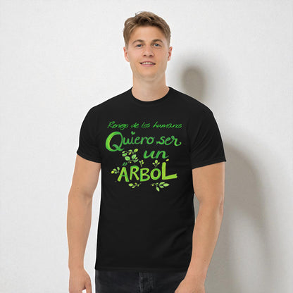 Camiseta negra unisex con frase Reniego de los humanos quiero ser un árbol vista frontal en modelo hombre