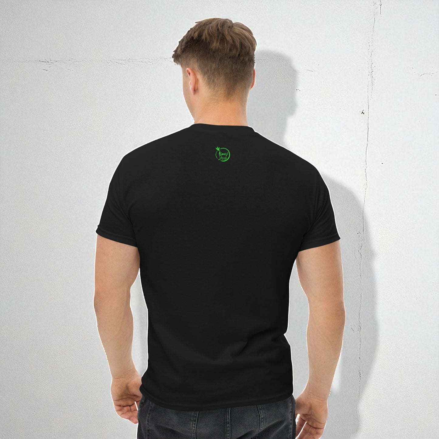 Camiseta negra vista de espalda en modelo hombre con logo en espalda Kuzen Saha con libélula