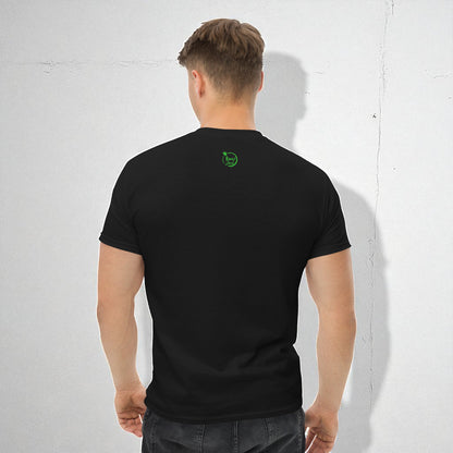Camiseta negra vista de espalda en modelo hombre con logo en espalda Kuzen Saha con libélula