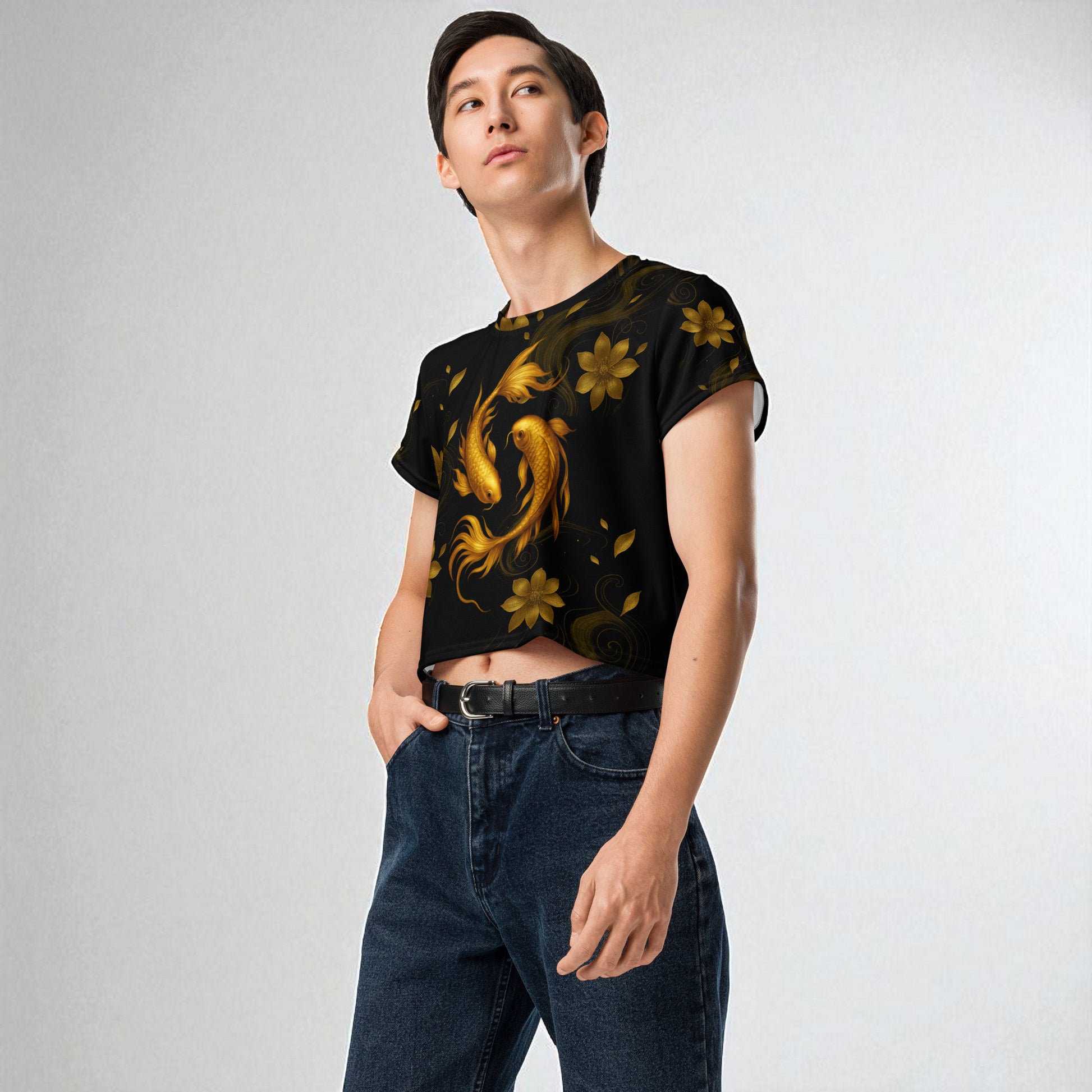 Modelo  con camiseta crop Golden Koi, vista frontal