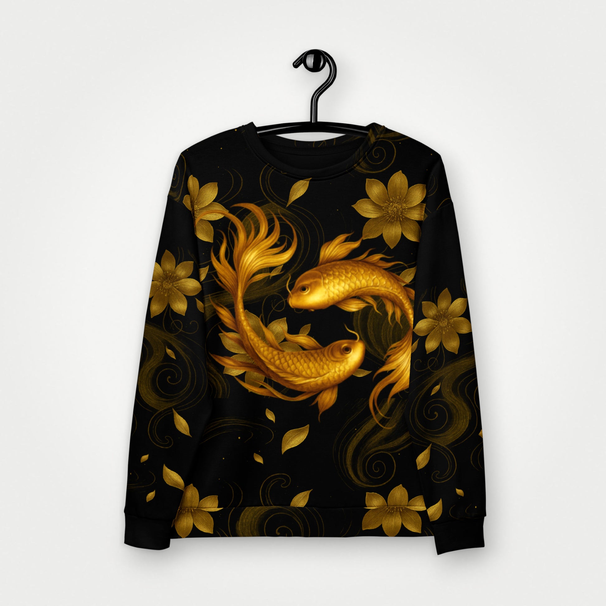 Sudadera negra Golden Koi de mujer colgada en percha, vista frontal.