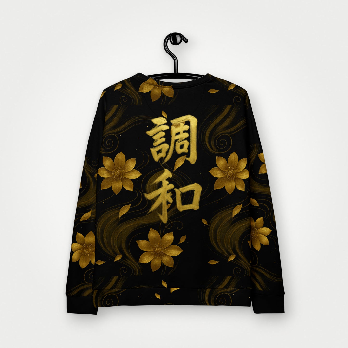 Sudadera negra Golden Koi de mujer colgada en percha, vista espalda kanji armonía.