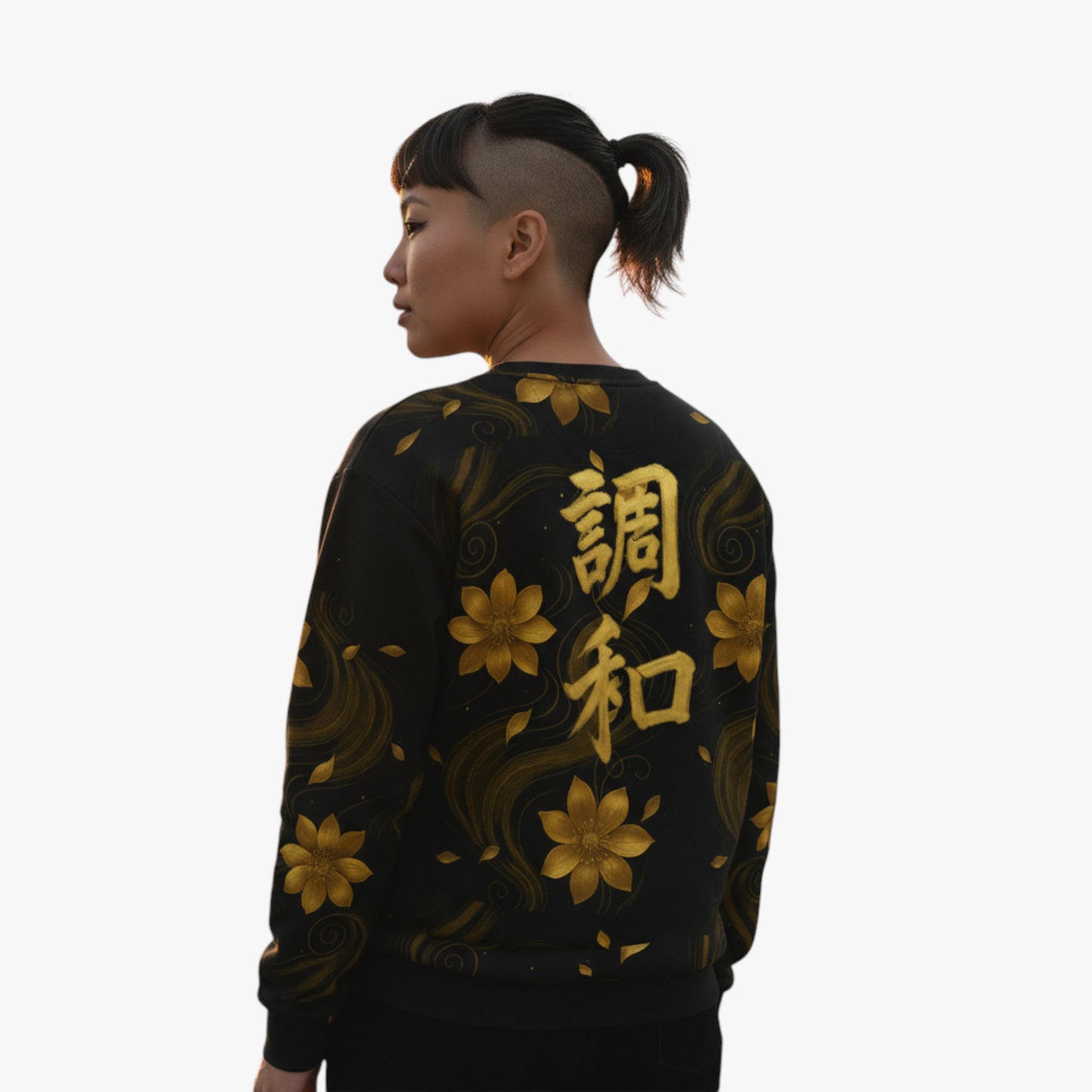 Vista trasera de la sudadera negra Golden Koi de mujer con kanji japonés de “Armonía” en la espalda.